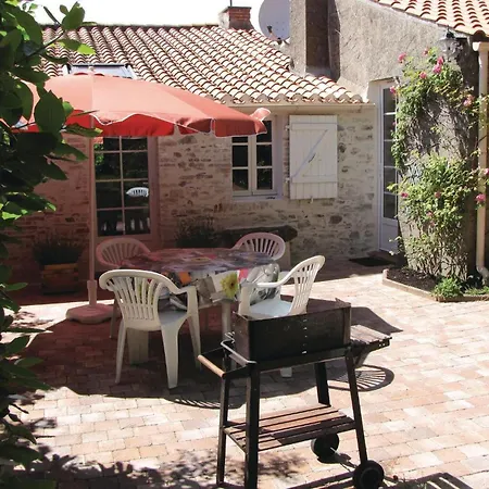 2 Bedroom Awesome In Talmont De St, Hilaire Holiday home *